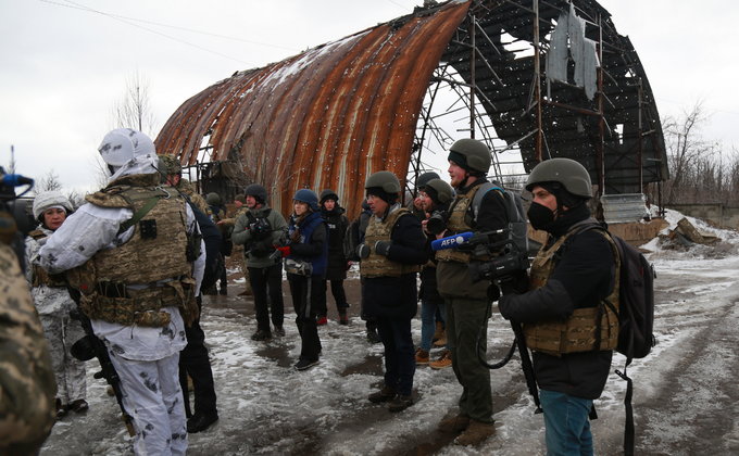 На Донбасс на линию фронта отвезли более 20 западных журналистов. Что им показали: фото