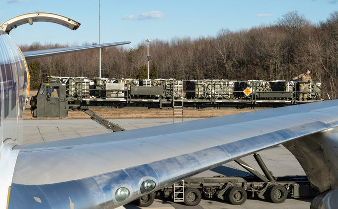 Воздушный мост 7800 км. Армия США показала подготовку оружия для ВСУ – видео, фото