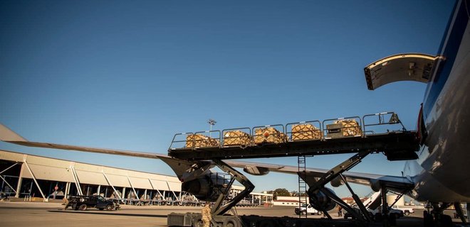 В Киеве приземлился грузовой самолет США: на борту 90 тонн боеприпасов для ВСУ - Фото