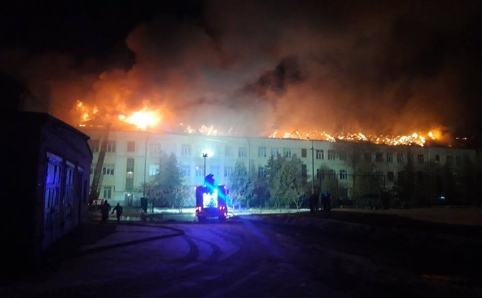 У Києві сталася пожежа у гімназії східних мов. Горіло на 2000 кв. м – фото, відео