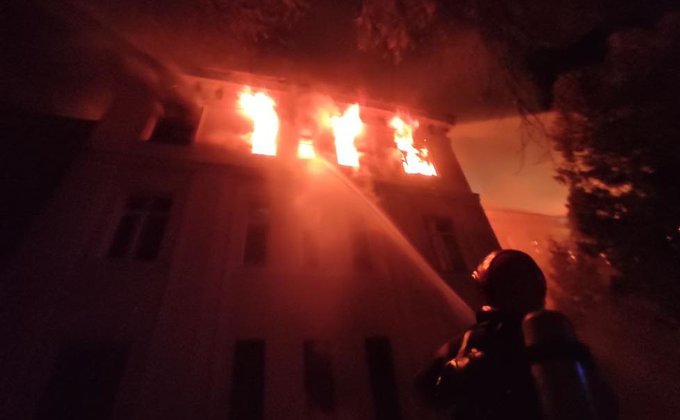 В Киеве произошел пожар в гимназии восточных языков. Горело на 2000 кв. м – фото, видео