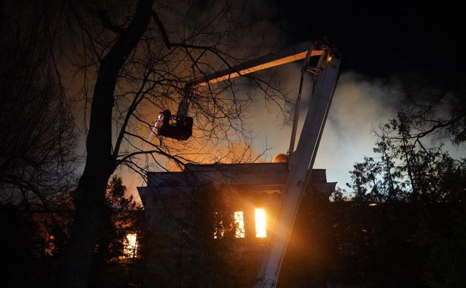 В Киеве произошел пожар в гимназии восточных языков. Горело на 2000 кв. м – фото, видео