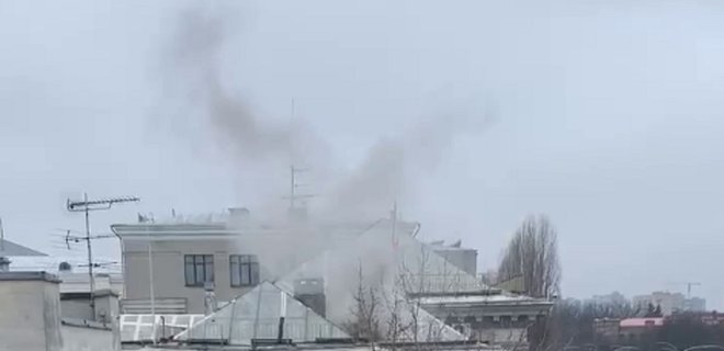Из трубы посольства РФ в Киеве повалил дым. У спасателей ничего не знают – видео - Фото
