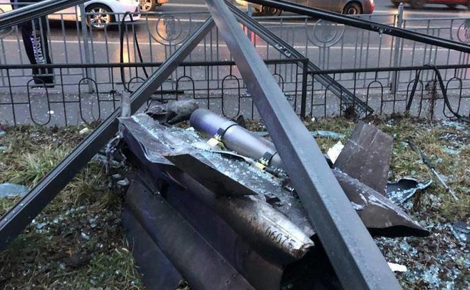 В МВД показали последствия обстрела Киева. Остатки беспилотника или крылатой ракеты – фото