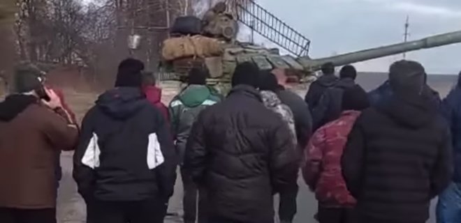 В Черниговской области местные жители без оружия остановили российские танки – видео - Фото