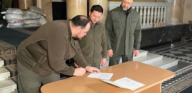 Зеленский подписал заявку на членство Украины в Евросоюзе - Фото