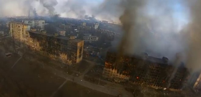 Дим та зруйновані будинки. Як виглядає блокований Маріуполь з повітря – відео - Фото