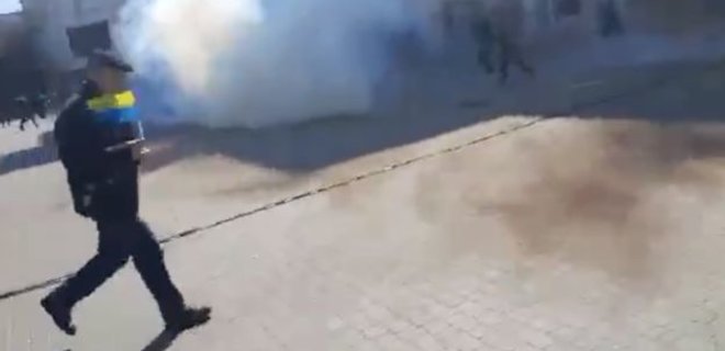Взрывы и стрельба. Оккупанты устроили силовой разгон митинга за Украину в Херсоне – видео - Фото