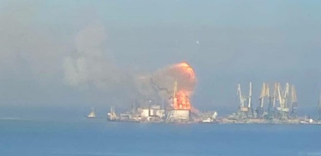 Уничтожены ракетой. Полное видео горящих кораблей россиян в оккупированном Бердянске - Фото