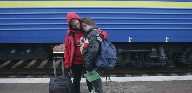 Волонтеры вместе с МИД запустили чат-бот для украинцев, которые ищут убежище за границей - Фото
