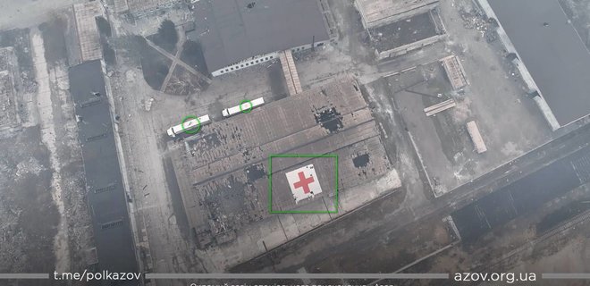 Азов: Российские оккупанты целенаправленно уничтожают здание с красным крестом в Мариуполе - Фото