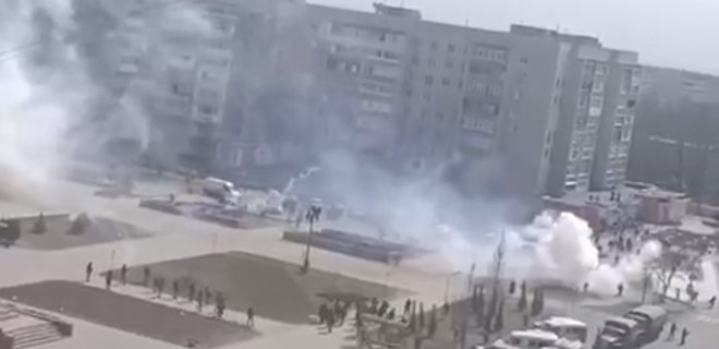 Энергодарцы вышли на митинг: оккупанты обстреляли людей и забросали гранатами – видео - Фото