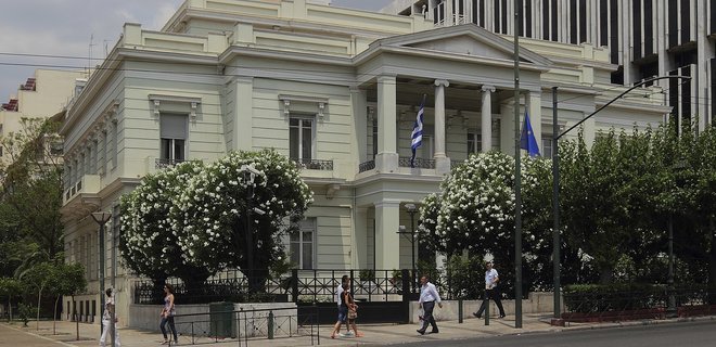 Греция высылает российских дипломатов за пренебрежение международными правилами - Фото