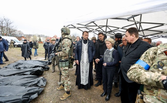Керівники ЄС у Бучі. Їм показали ексгумацію вбитих росіянами з братської могили – фото