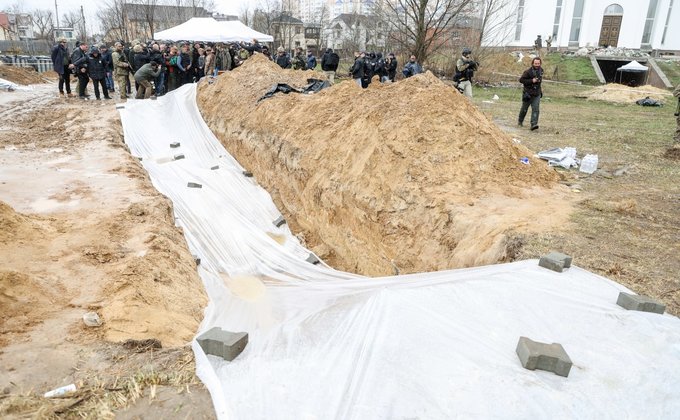 Руководство Евросоюза посетило Бучу - там началась эксгумация тел из братских могил (ФОТО) 7