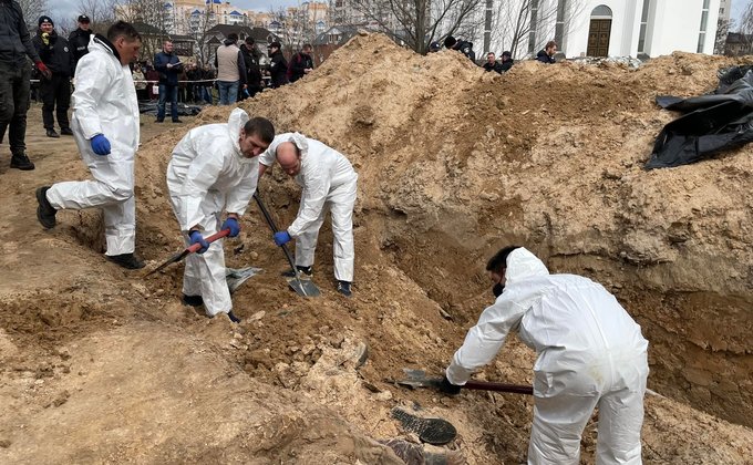 Керівники ЄС у Бучі. Їм показали ексгумацію вбитих росіянами з братської могили – фото