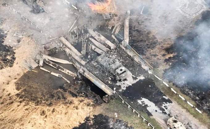 Украинские спецназовцы взорвали мост с российской техникой, направлявшейся в Изюм – фото