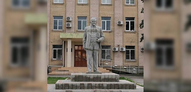 В оккупированном Геническе установили памятник Ленину.