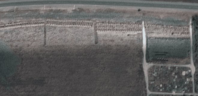 Возле Мариуполя спутники обнаружили 300-метровую братскую могилу мирных жителей – фото - Фото
