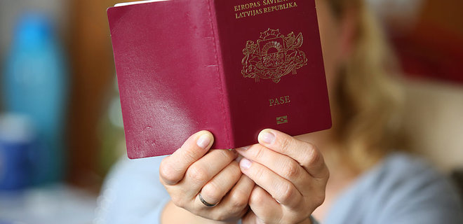 Латвия будет лишать гражданства тех, кто поддерживает войну - Фото