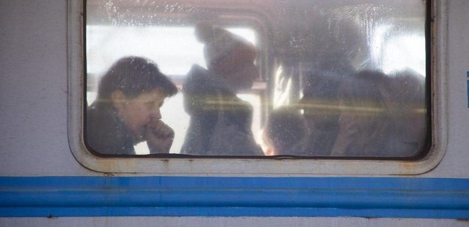 Примусова депортація. Окупанти відправили маріупольців за 8000 км від дому – омбудсмен - Фото