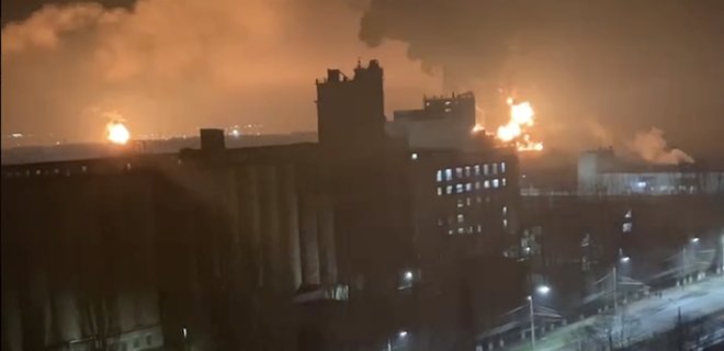В России сообщают о двух сильных пожарах в Брянске – на нефтебазе и у военных: видео - Фото