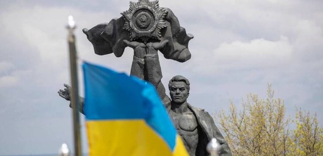 В центре Киева начали сносить памятник 