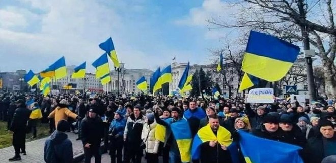 Оккупанты в Херсоне разогнали мирный митинг: применили слезоточивый газ, есть пострадавшие - новости Украины, Новости регионов - LIGA.net