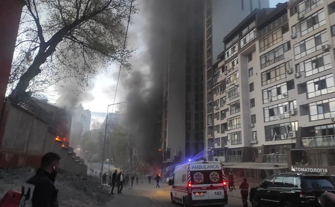 Россия обстреляла ракетами жилые многоэтажки в центральном районе Киева: видео