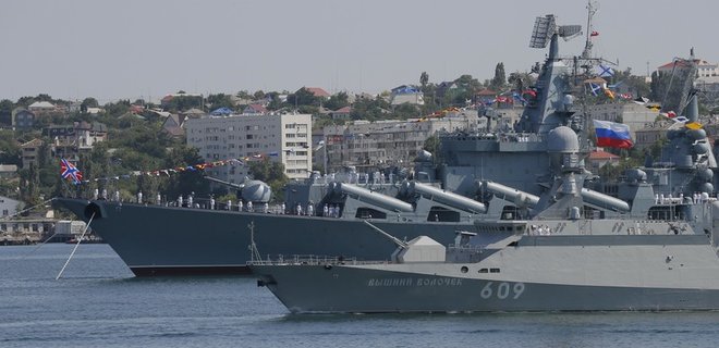 Оккупанты сообщают об атаке дронов на военные корабли РФ в Севастополе - Фото