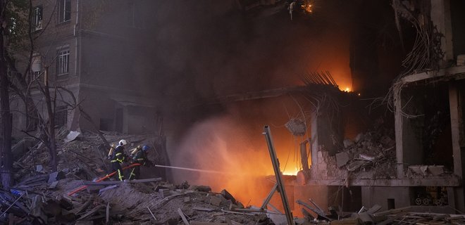 Ракетный обстрел в Киеве. Под завалами жилого дома нашли погибшего  - Фото