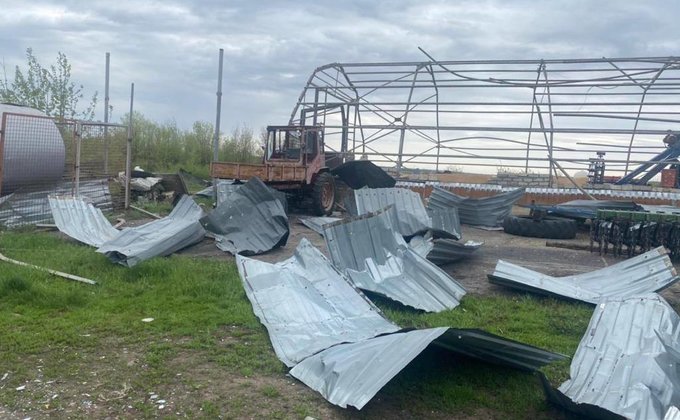 Армія РФ ракетою вдарила по фермерських складах під Дніпром: це два порожні ангари – фото