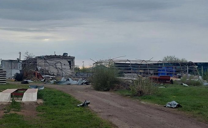 Армия РФ ракетой ударила по фермерским складам под Днепром: это два пустых ангара – фото