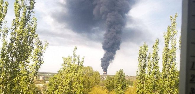 Російські терористи заявили про пожежу на нафтобазі в окупованій Макіївці – відео - Фото