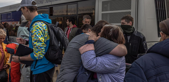 Из Мариуполя вывезли 500 мирных жителей, спасение людей продолжается в эти минуты – Ермак - Фото