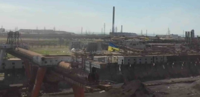 Над Азовсталью развевается флаг Украины: видео - Фото