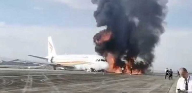 В Китае самолет выкатился за полосу и загорелся: видео - Фото