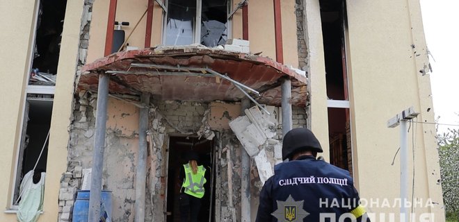 Окупанти вистрілили з танка по будинку в Харківській області. На подвір'ї виявили три тіла - Фото