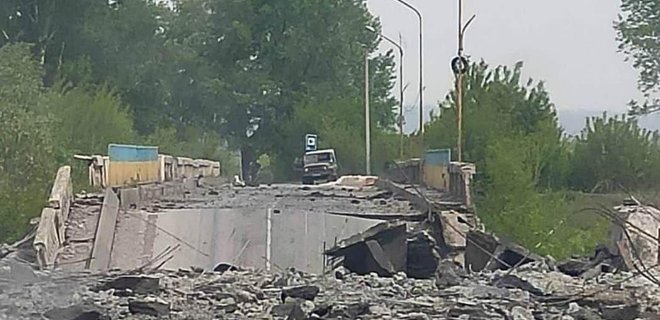 В Луганской области разрушили мост, потому что россияне пробивались в Рубежное – Гайдай - Фото