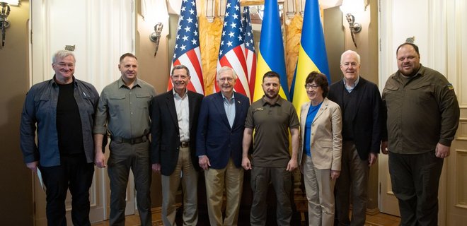 Сенаторы США приехали в Киев: Зеленский призвал их признать Россию спонсором терроризма - Фото