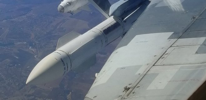 Над Чернівецькою областю збили російську крилату ракету - Фото