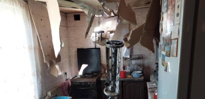 Под Харьковом российский снаряд влетел в кухню дома, но не разорвался, двое ранены: фото - Фото