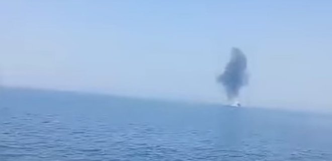 Корабль ВМС Румынии наткнулся на дрейфующую мину в Черном море - Фото