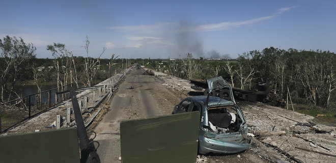 Россия обстреливает мост в Северодонецке, чтобы отрезать город — Гайдай  - Фото