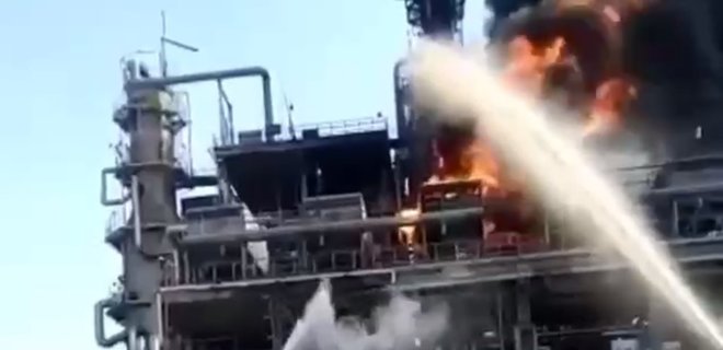В Ростовской области горит нефтеперерабатывающий завод: на него упал дрон – видео - Фото
