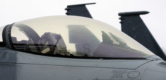Украинские летчики на истребителях F-15 и F-16. В Конгресс внесен законопроект об обучении - Фото