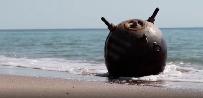 У берегов Болгарии обнаружили морскую мину. Ее сфотографировали и уничтожили водолазы - Фото