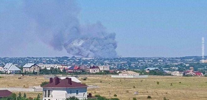 У Чорнобаївці пролунало кілька вибухів, над селищем піднімається хмара диму — фото - Фото