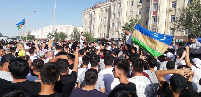 Протесты в Узбекистане. В Каракалпакстане задерживают митингующих и ввели режим ЧП – видео - Фото