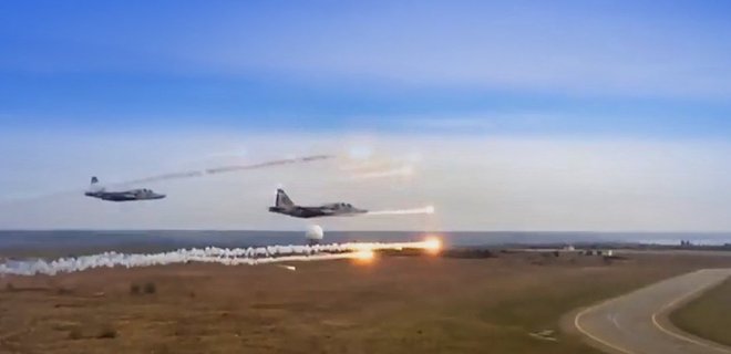 Воздушный бой на юге. Вражеский истребитель атаковал управляемыми ракетами штурмовики ВСУ - Фото